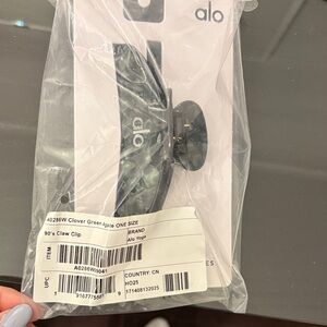 New Alo clover clip
